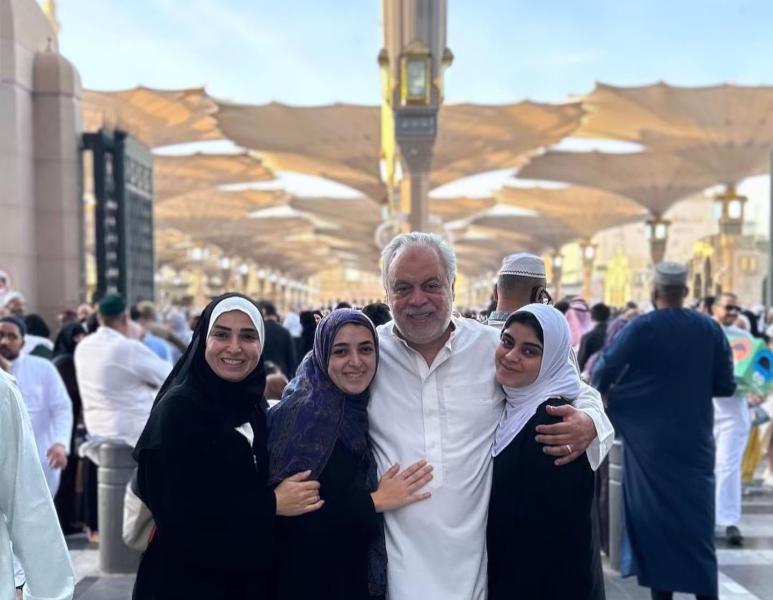 بالصور .. زكي مع روجينا ومايا ومريم بالمسجد النبوي في أول أيام عيد الفطر..