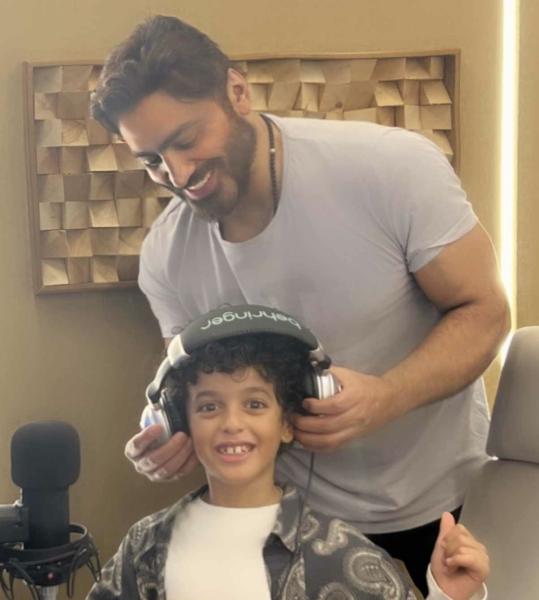 تامر حسني يفي بوعده للطفل آسر ويغني معه في مهرجان تامر حسني للمدارس