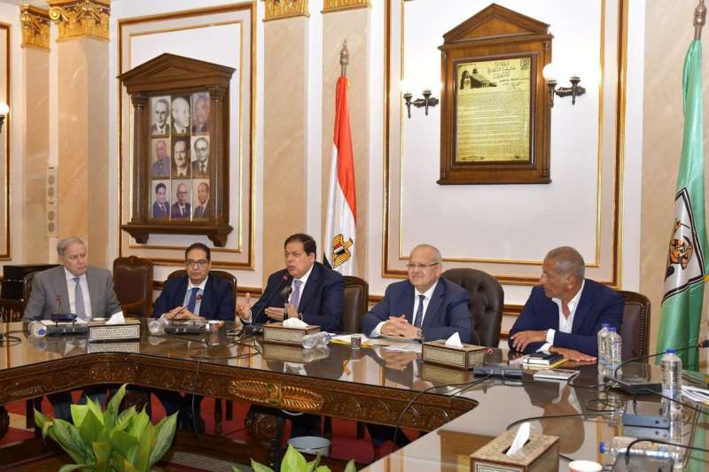 رئيس جامعة القاهرة يجتمع مع مجلس أمناء مستشفى المعهد القومي للأورام الجديد 500 500 لمتابعة تطورات العمل واتخاذ قرارات مهمة