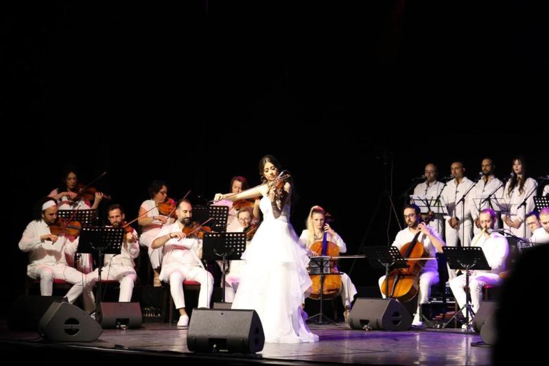 رشا رزق تغني لفيروز في مارسيليا مع أوركسترا مزيكا