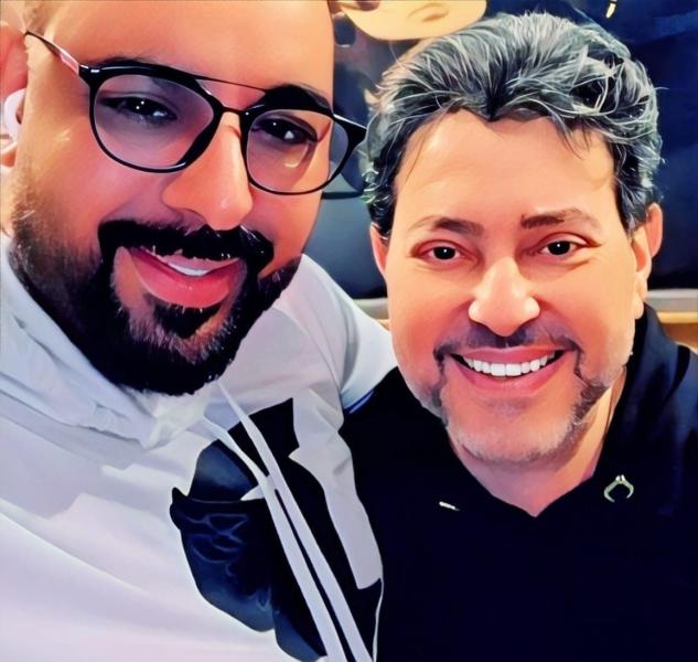 الشاعر...محمد جمعة يهدي الورود لجمهور أمير الغناء العربي هاني شاكر 