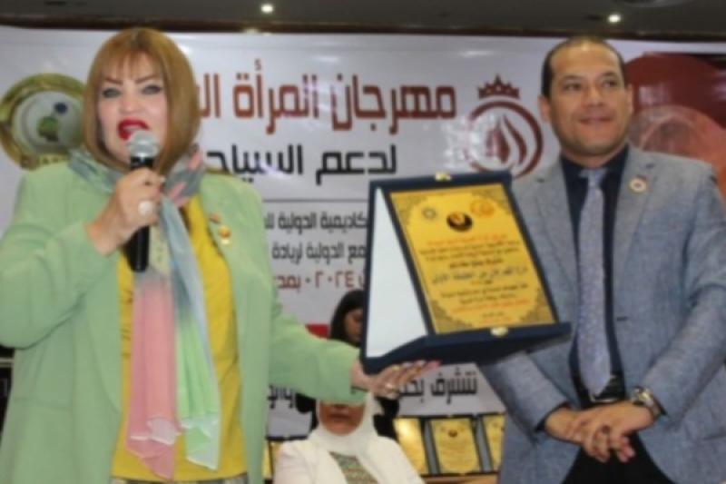 تكريم السفيرة ناهد شاكر بمهرجان المراه العربية ودعم السياحة