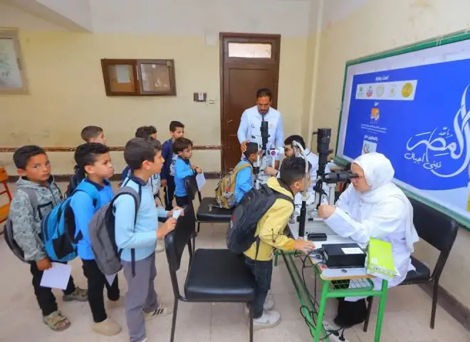 مبادرة ”لمصر... نبني أجيال”  للكشف على طلاب المدارس من مؤسسة البنك التجاري الدولي وصناع الخير