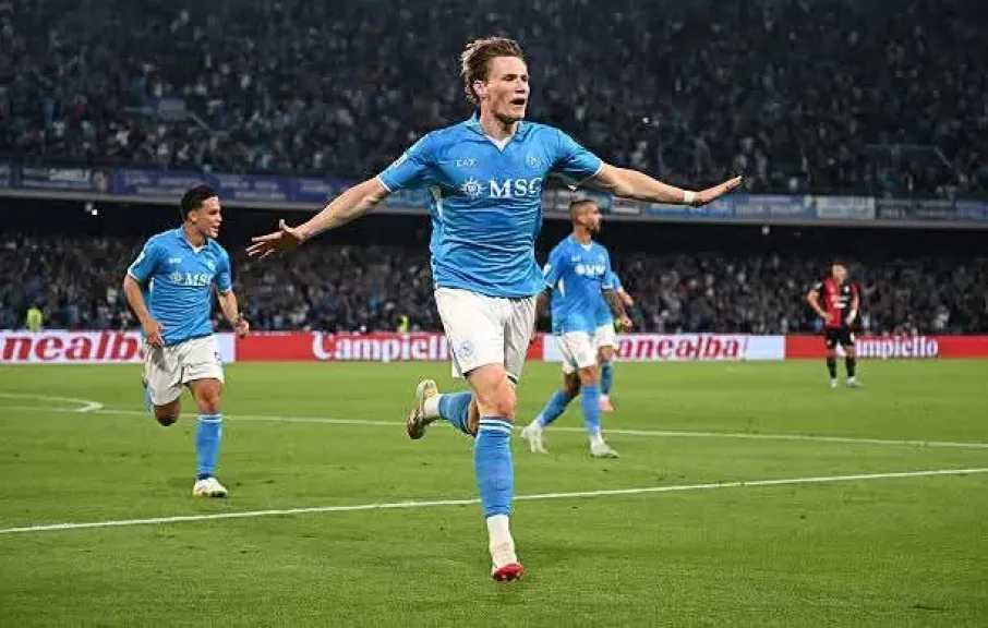 نابولي يتوج بلقب الدوري الإيطالي بعد الفوز على كالياري بثنائية