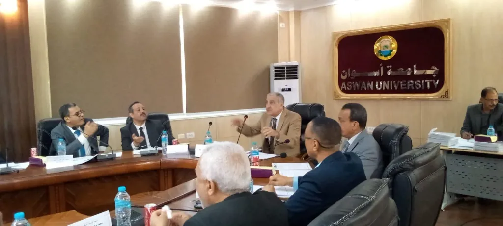 مجلس جامعة أسوان يناقش مستجدات التعليم ويدعم المبادرات الرئاسية ويؤكد علي اعلان النتائج مبكرا