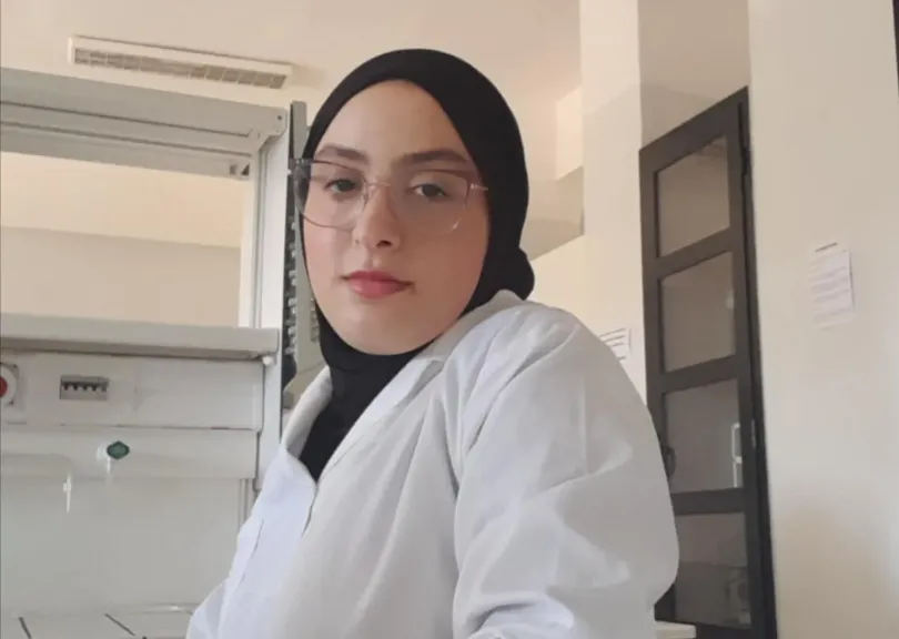 ”أرض آمنة”.. رواية تتنفس بالحب والحرب في عوالم مفصولة بجدار الخوف
