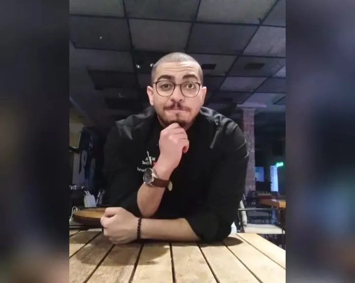 ما بين النار والصبر.. الشيف الأردني موسى الشريف يحوّل المعاناة إلى أطباق من ذهب”