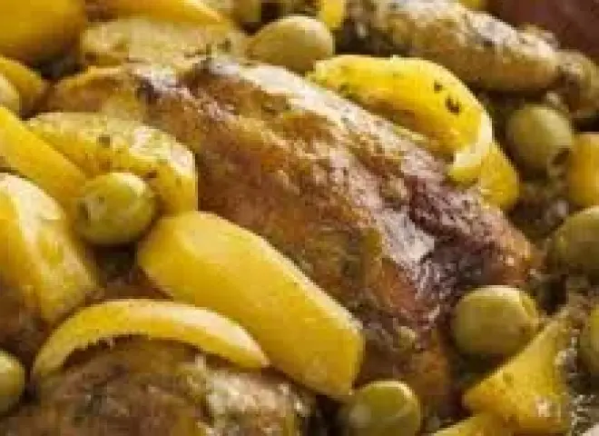 على الطريقة المغربية.. طاجن الدجاج بالزيتون والليمون المخلل