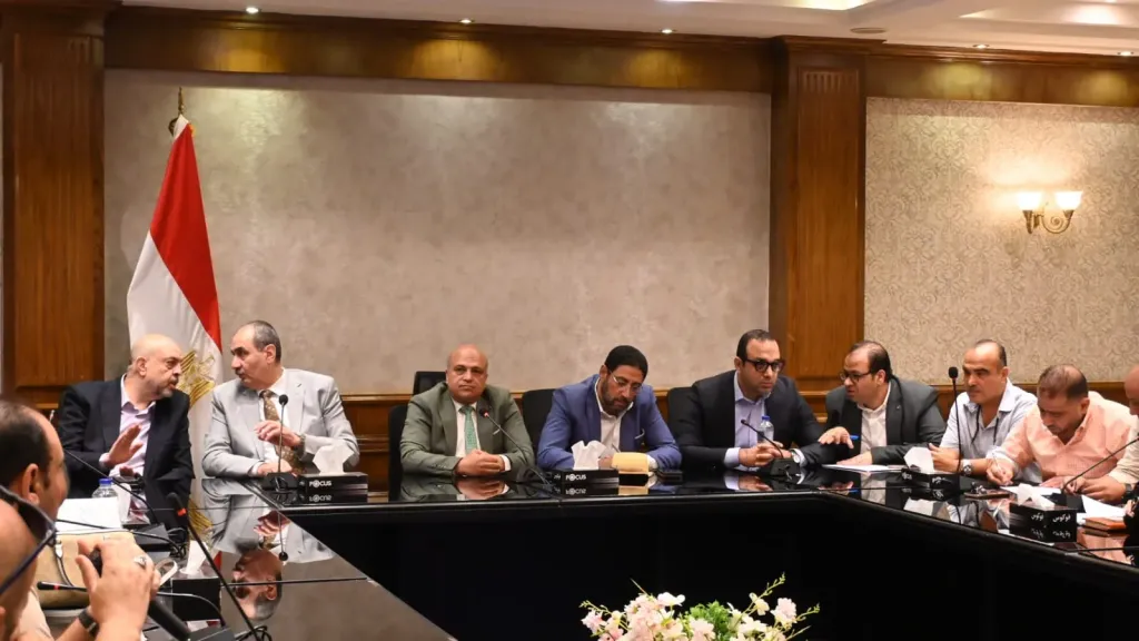 وزارة الشباب والرياضة تعقد جلسة استفسارات لمشروع المساحات الاعلانية بالجزيرة