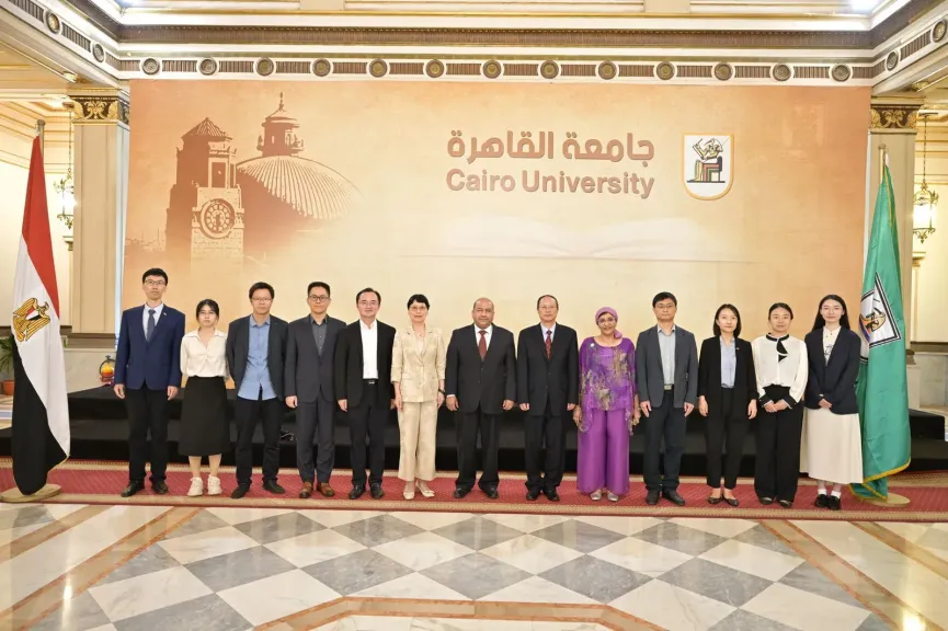 مباحثات لتعزيز علاقات التعاون المشتركة بين جامعة القاهرة وجامعة جيجيانغ الصينية فى مجالات البحث العلمى والتكنولوجيا والزراعة والبيئة والصحة والعلوم الإنسانية والآثار
