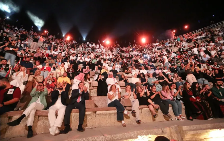 المطربة أحلام لجمهورها: ”جئت من دار زايد الى بلد النشامى”