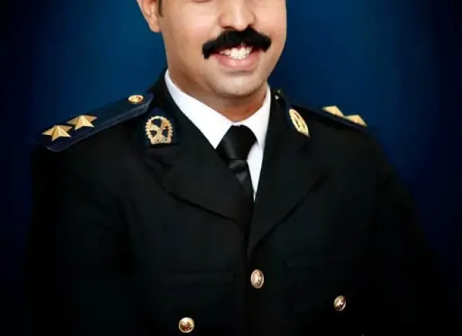 السيد أبوعقيل يهنئ ملازم اول محمد أبوعقيل لترقيته