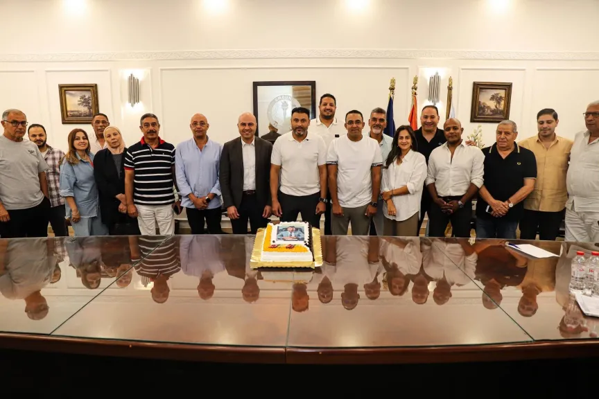 اجتماع موسع بنادي سموحة لبحث استراتيجيات تطوير اللاعبين والمنشآت الرياضية