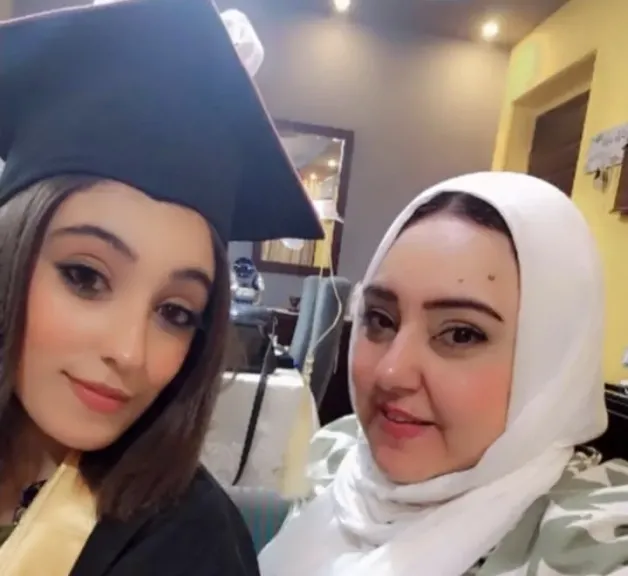 وراء كل أم عظيمة أبنة مساندة