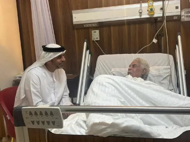 سفير الإمارات في مصر يزور الكابتن حسن شحاتة للاطمئنان على حالته الصحية بالمستشفى