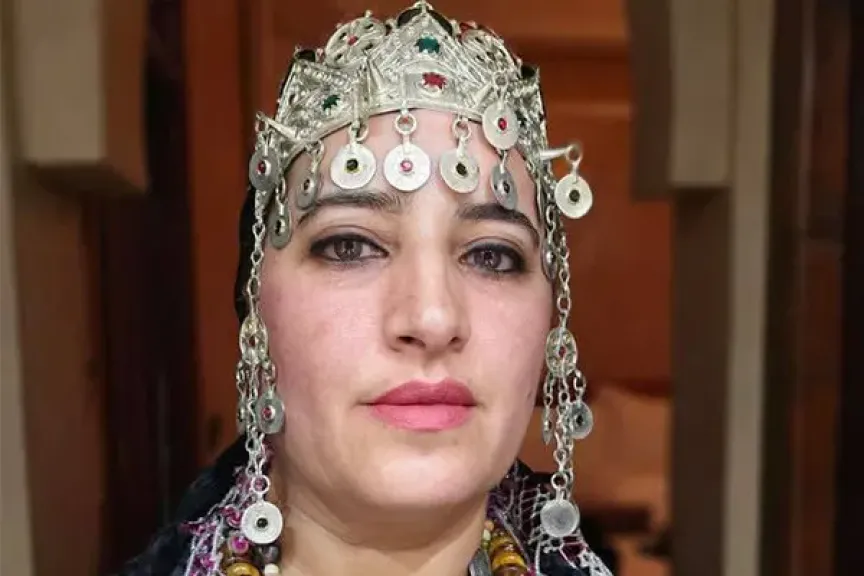 الإعلامية نادية الصبار تتألق بالزي التقليدي المغربى بمهرجان زاكورة الدولي للفيلم عبر الصحراء