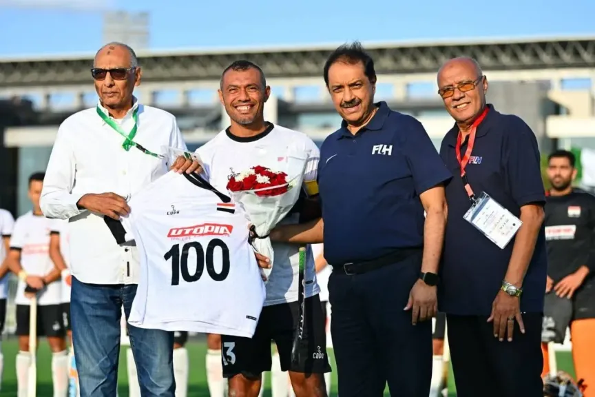 الاتحاد الدولي للهوكي يكرم محمود ممدوح بعد وصوله إلى 100 مباراة دولية
