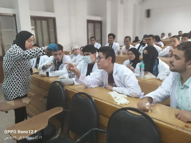 طلاب كليتي العلاج الطبيعي والعلوم بجامعة القاهرة الأهلية داخل معامل الفسيولوجى بقصر العيني