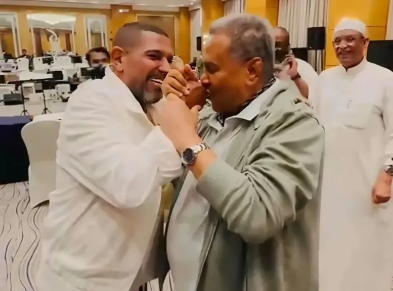 فنان العرب محمد عبده يقبّل يد المايسترو هاني فرحات قائلاً: ”ونكيد العوازل بقى”