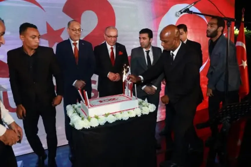 في الذكرى المئوية لتأسيس العلاقات الدبلوماسية بين تركيا ومصر، احتفلت السفارة التركية... في الذكرى المئوية لتأسيس العلاقات الدبلوماسية بين تركيا ومصر، احتفلت السفارة التركية في القاهرة بالذكرى الثانية بعد المئة لتأسيس الجمهورية التركية.