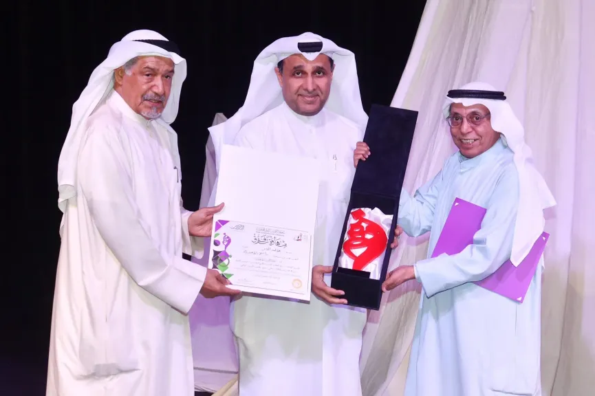 مسرحية ”ماسح الأحذية” تتوَّج بجائزتين في مهرجان الكويت الدولي للمونودراما
