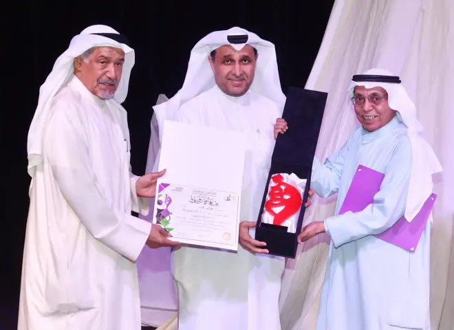 مسرحية ”ماسح الأحذية” تتوَّج بجائزتين في مهرجان الكويت الدولي للمونودراما