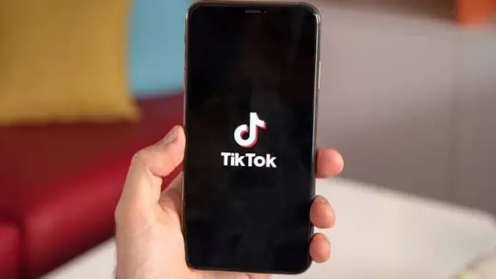 تطبيق TikTok يطلق ميزة مساعد ذكاء اصطناعي لمستخدميه