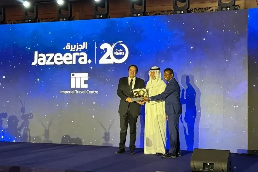 طيران الجزيرة يكرم أقدم شركائه ”إمبريال ترافل سنتر” بمناسبة الذكرى العشرين