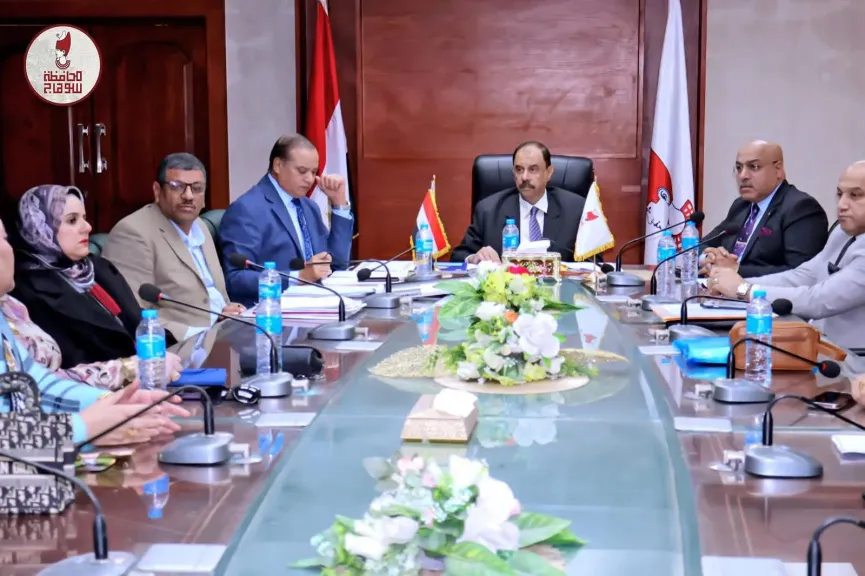 محافظ سوهاج يلتقي رئيس جهاز الاستثمار الداخلي بالهيئة العامة للاستثمار لمناقشة الفرص الاستثمارية بالمحافظة