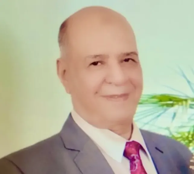 وليد أبو عقيل يهنئ الحاج محمد السيد عبدالرحيم الحاكم أحد قيادات شركة النيل لتسويق البترول السابقين بعيد ميلاده