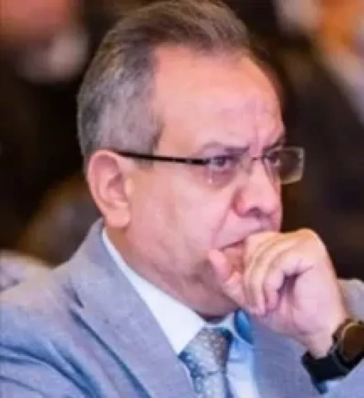 حسام كامل.. مشروع أدبي وتنموي يعيد صياغة الوعي بلغة ساخرة وجرأة فكرية