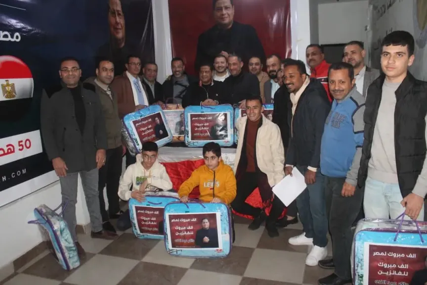 داكر عبد اللاه يواصل العطاء.. توزيع ”بطاطين” على الفائزين في مسابقة توقعات مباراة ”مصر وكوت ديفوار”