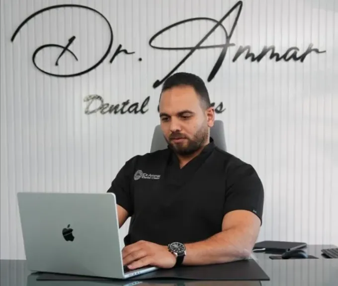 دكتور عمار – أفضل دكتور أسنان في مصر وأحد رواد تجميل وزراعة الأسنان