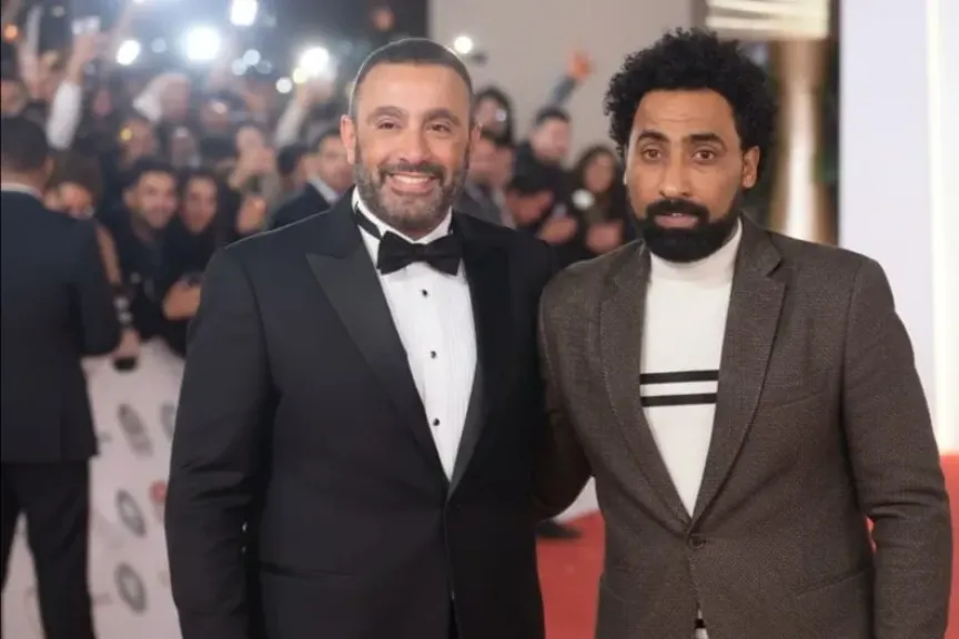 المخرج أحمد بوجي والفنان أحمد السقا خلال حفل فني