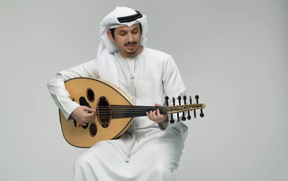 الفنان عبدالرحمن الجنيد يُحيي ذاكرة الإمارات في قصر الحصن