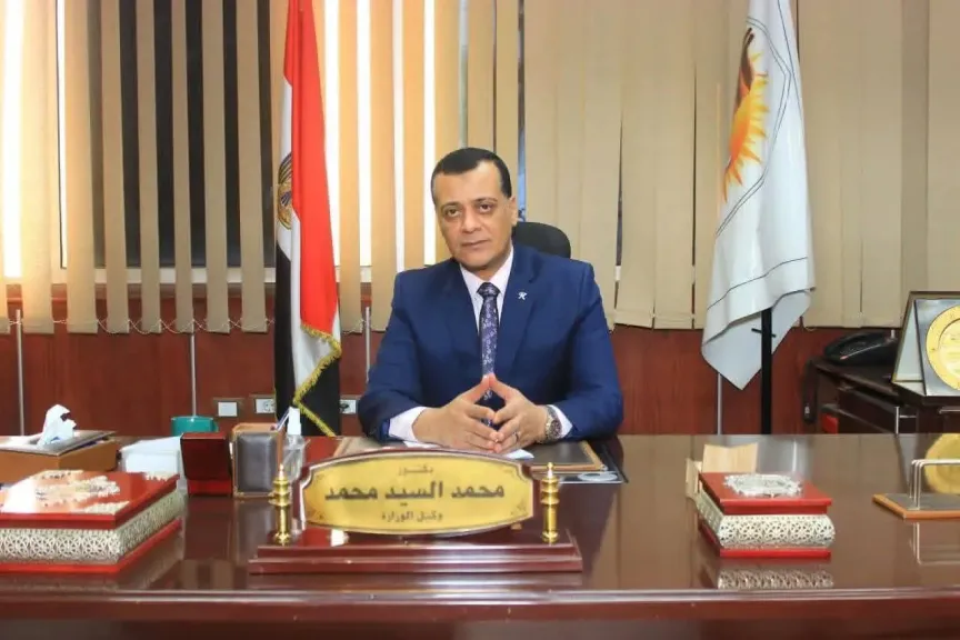 معلم بتعليم سوهاج ضمن 5 سفراء يمثلون مصر في بعثة البرمجة والذكاء الاصطناعي بالصين
