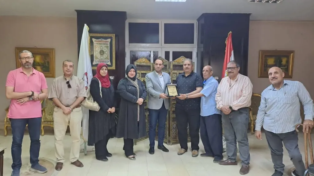 مدير مديرية الشباب والرياضة بسوهاج يبحث مع مجلس إدارة نادي الإيمان للمعاقين خطة التطوير وتنمية الموارد